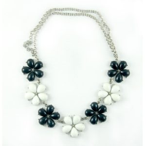 COLLAR FLORES BLANCO Y NEGRO