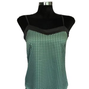 blusa satinada con estampado geometrico