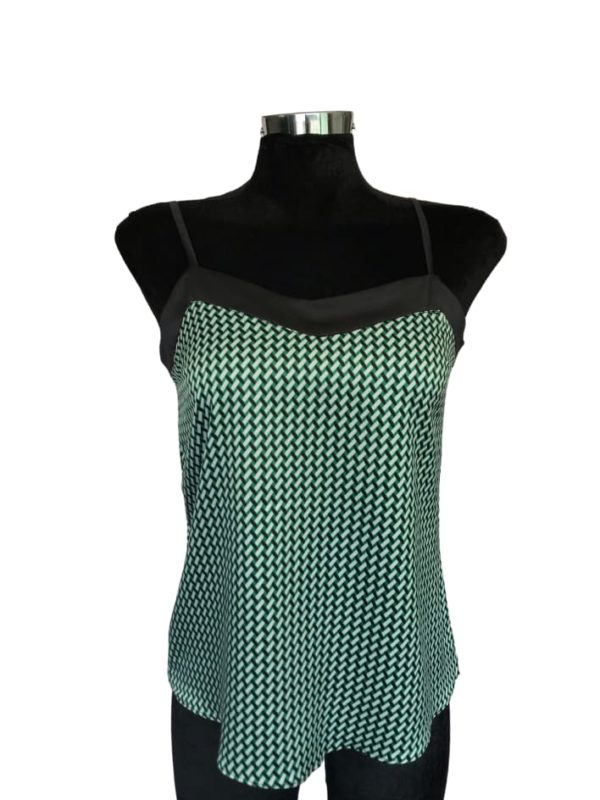 blusa satinada con estampado geometrico