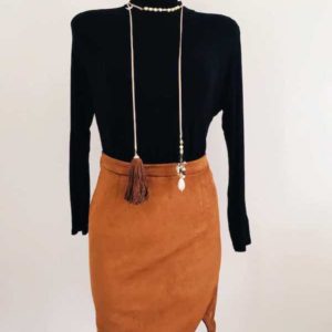 falda gamuza cafe blusa negra