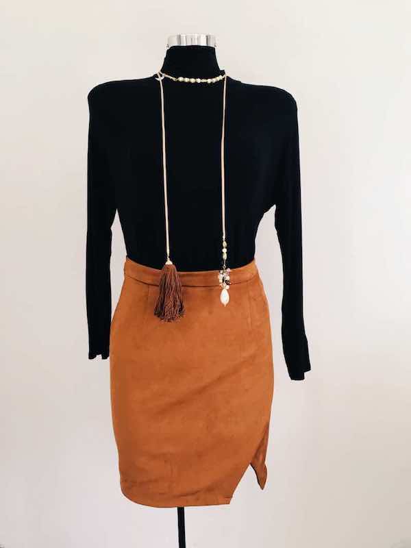 falda gamuza cafe blusa negra